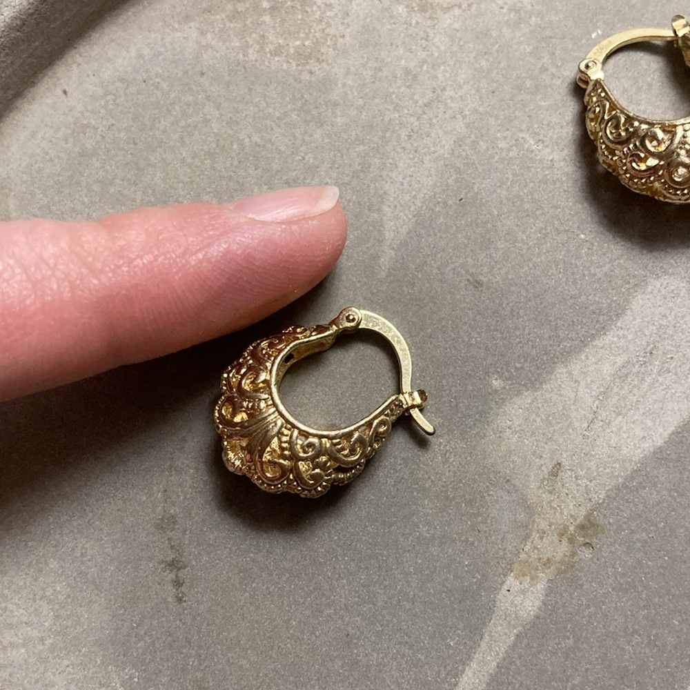 Elegant Vintage Hoop Earrings - Picture 4 of 4